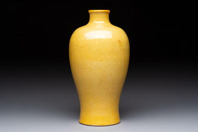 A Chinese yellow-glazed 'meiping' vase with incised design, Kangxi mark, 19th C.