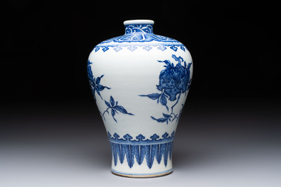 A Chinese blue and white 'sanduo' 'meiping' vase, 18th C.