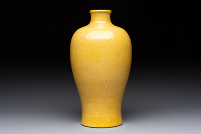 A Chinese yellow-glazed 'meiping' vase with incised design, Kangxi mark, 19th C.