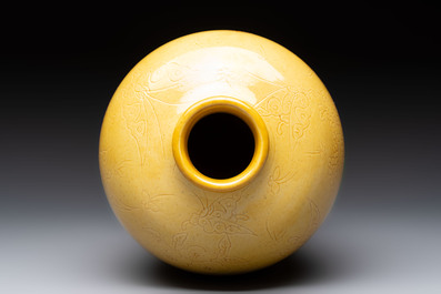 A Chinese yellow-glazed 'meiping' vase with incised design, Kangxi mark, 19th C.