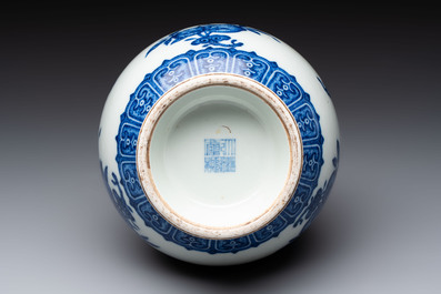 A Chinese blue and white garlic head vase, Qianlong mark, 19th C.