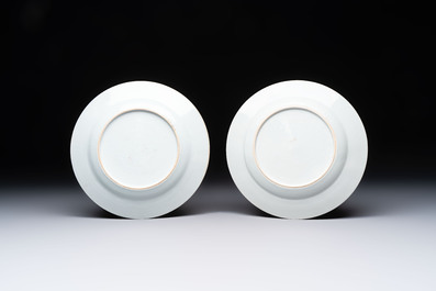 A pair of Chinese famille rose plates with figural design, Yongzheng/Qianlong