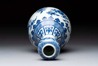 A Chinese blue and white garlic head vase, Qianlong mark, 19th C.
