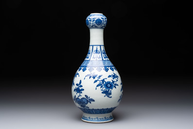 A Chinese blue and white garlic head vase, Qianlong mark, 19th C.