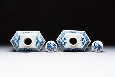 A pair of Chinese blue and white tea caddies and covers, 19th C.