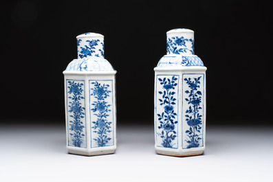 A pair of Chinese blue and white tea caddies and covers, 19th C.