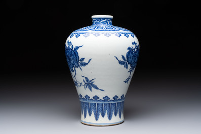 A Chinese blue and white 'sanduo' 'meiping' vase, 18th C.
