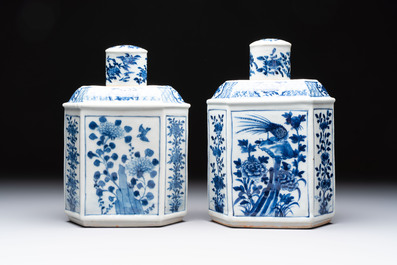 A pair of Chinese blue and white tea caddies and covers, 19th C.
