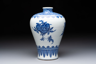 A Chinese blue and white 'sanduo' 'meiping' vase, 18th C.