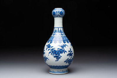 A Chinese blue and white garlic head vase, Qianlong mark, 19th C.
