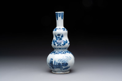 A blue and white Dutch Delft double gourd chinoiserie vase, 17th C.