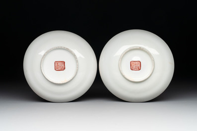 A pair of Chinese famille rose 'Wu Shuang Pu' covered bowls and saucers, Tongzhi mark, 19/20th C.