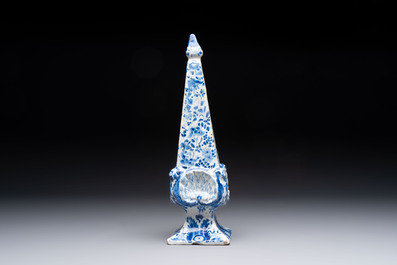 A blue and white Dutch Delft obelisk, late 17th C.