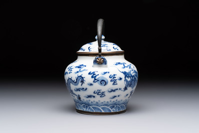 A Chinese blue and white 'dragon' teapot for the Thai market, 19th C.