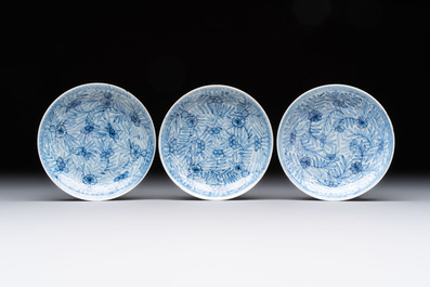 Ten Chinese blue and white cups and eleven saucers, Kangxi