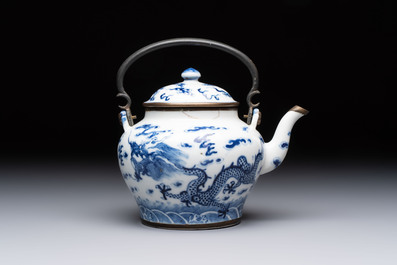 A Chinese blue and white 'dragon' teapot for the Thai market, 19th C.
