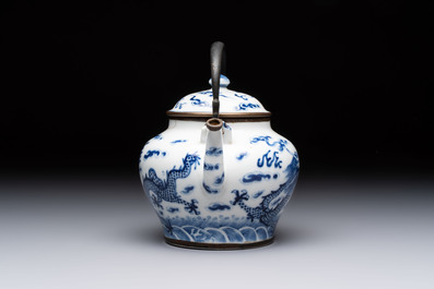 A Chinese blue and white 'dragon' teapot for the Thai market, 19th C.