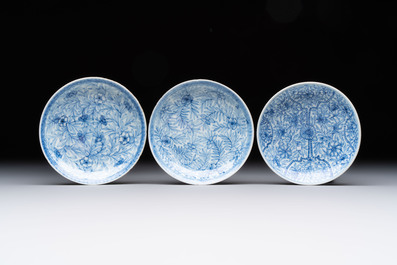Ten Chinese blue and white cups and eleven saucers, Kangxi