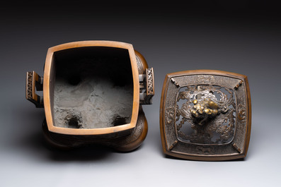 A large Japanese bronze censer and cover, made by Murata Seimin (1761-1837), Edo, early 19th C.