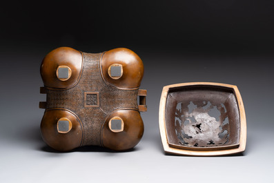 A large Japanese bronze censer and cover, made by Murata Seimin (1761-1837), Edo, early 19th C.