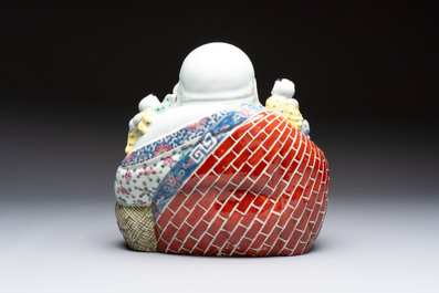 A Chinese famille rose Milefo Buddha, Mao Ji Sheng Zao 茂記生造 mark, 20th C.