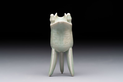 A Chinese celadon-glazed wine vessel, 'jue 爵', 18/19th C.