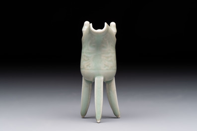 A Chinese celadon-glazed wine vessel, 'jue 爵', 18/19th C.