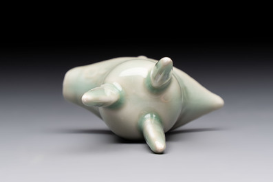 A Chinese celadon-glazed wine vessel, 'jue 爵', 18/19th C.