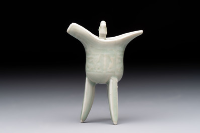 A Chinese celadon-glazed wine vessel, 'jue 爵', 18/19th C.