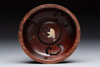 A Chinese blue and white 'He Lu Tong Chun 鶴鹿同春' vase and a wooden cover, Kangxi