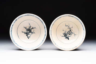 Four Annamese or Vietnamese blue and white bowls with floral design from the Hoi An shipwreck, 15/16th C.
