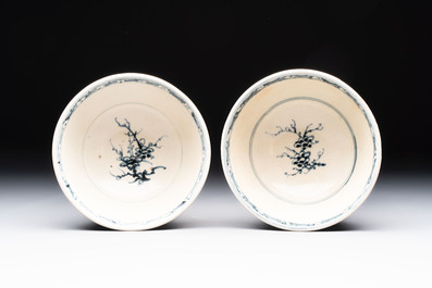 Four Annamese or Vietnamese blue and white bowls with floral design from the Hoi An shipwreck, 15/16th C.