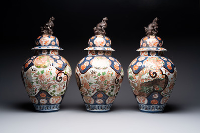 A five-piece Imari-style garniture with eagles and deer, Samson, Paris, 19th C.