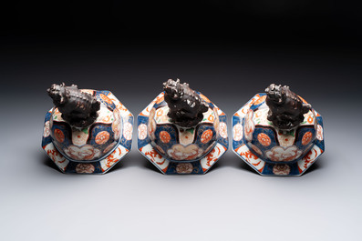 A five-piece Imari-style garniture with eagles and deer, Samson, Paris, 19th C.
