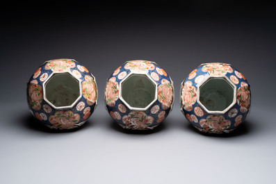 A five-piece Imari-style garniture with eagles and deer, Samson, Paris, 19th C.