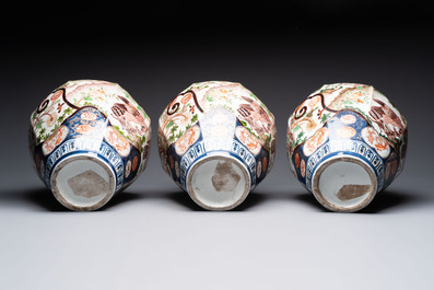 A five-piece Imari-style garniture with eagles and deer, Samson, Paris, 19th C.