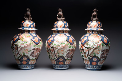 A five-piece Imari-style garniture with eagles and deer, Samson, Paris, 19th C.