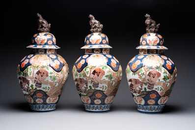 A five-piece Imari-style garniture with eagles and deer, Samson, Paris, 19th C.