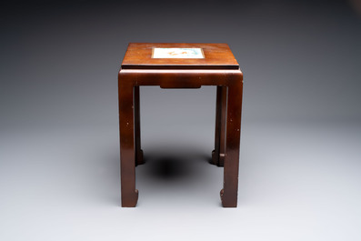 Three Chinese famille rose vases and a plaque-mounted stool, signed Mao Zirong 毛子榮, Yang Qingshan 楊青山 and Liu Jishun 劉吉順, 19/20th C.