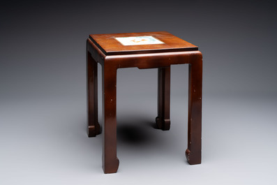 Three Chinese famille rose vases and a plaque-mounted stool, signed Mao Zirong 毛子榮, Yang Qingshan 楊青山 and Liu Jishun 劉吉順, 19/20th C.