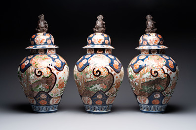 A five-piece Imari-style garniture with eagles and deer, Samson, Paris, 19th C.