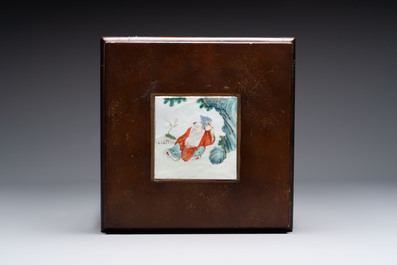 Three Chinese famille rose vases and a plaque-mounted stool, signed Mao Zirong 毛子榮, Yang Qingshan 楊青山 and Liu Jishun 劉吉順, 19/20th C.