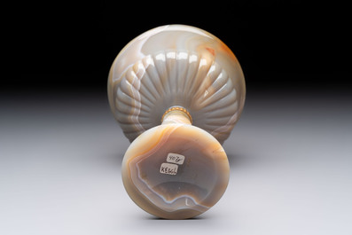 An 18kt gold-mounted carved agate goblet, France or Italy, 19/20th C.