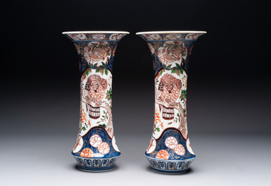 A five-piece Imari-style garniture with eagles and deer, Samson, Paris, 19th C.
