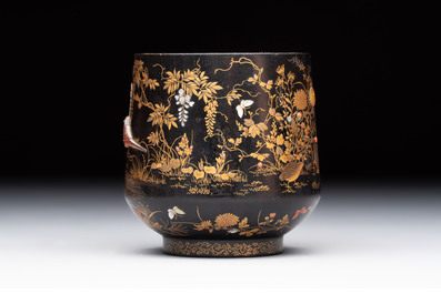 A fine Japanese Shibayama gilt-lacquer zitan cup, signed Dainippon Tokyo Seimusai 生霧齋 mark, Meiji, 19th C.