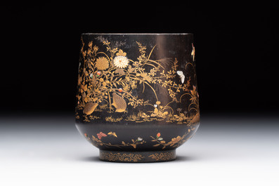 A fine Japanese Shibayama gilt-lacquer zitan cup, signed Dainippon Tokyo Seimusai 生霧齋 mark, Meiji, 19th C.