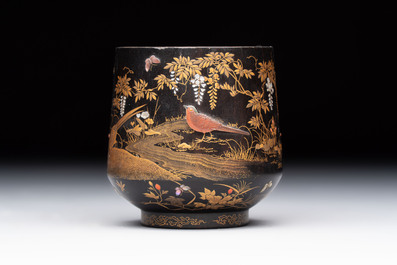 A fine Japanese Shibayama gilt-lacquer zitan cup, signed Dainippon Tokyo Seimusai 生霧齋 mark, Meiji, 19th C.