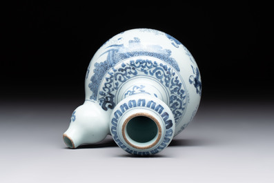 A blue and white Dutch Delft chinoiserie kendi, 17th C.