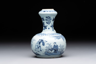 A blue and white Dutch Delft chinoiserie kendi, 17th C.