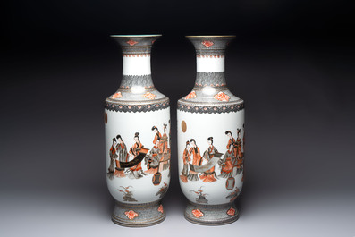 A pair of Chinese grisaille, iron-red and gilt-decorated 'Jin Ling Shi Er Chai 金陵十二釵' vases, Qianlong mark, 20th C.